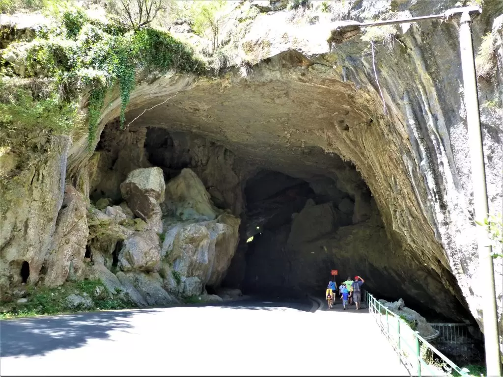 The road to Jenolan Caves passes through the Grand Arch, a massive cave, and continues out to Oberon