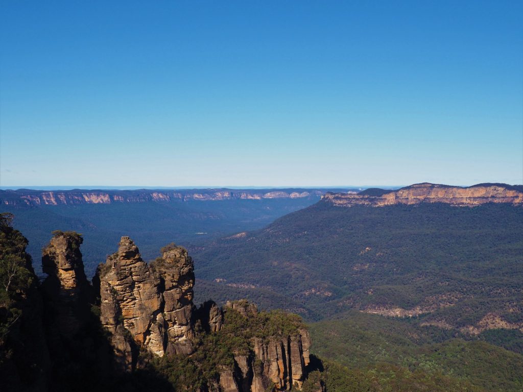 Image of the Blue Mountains 3 sisters from Echo Point, 3 clearly defined sandstone rock pillars rising from the Jamison Valley